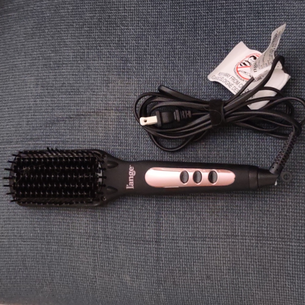 LeVite Ceramic straightening brush from L'ange